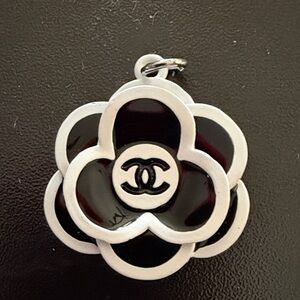 Fashion Black and White Flower Pendant